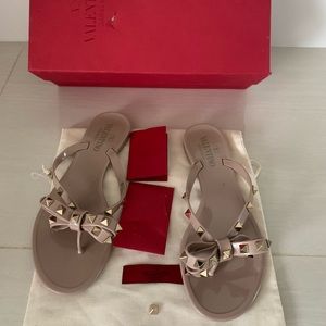 $425 Valentino Garavani Rockstud Bow PVC Thong Jelly Sandals Nude sz 37 US 7